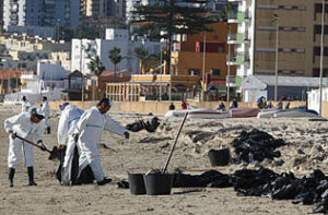 Ecologistas en Acción concede una Bandera Negra a la Bahía de Algeciras por los continuos derrames de hidrocarburos a sus aguas