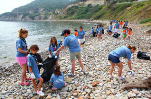 Voluntarios scouts limpian el fondo marino en el Día Mundial del Medio Ambiente
