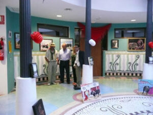 Salguero expone sus cuadros de La Fiesta" en el Kursaal