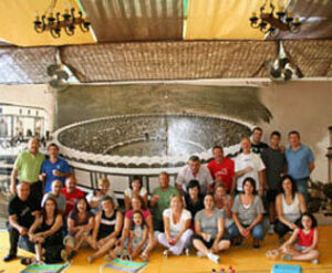 Los socios de la caseta "Amigos de la carreta" dan por finalizados los trabajos de montaje