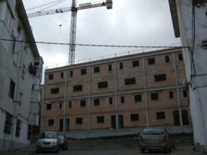 Los vecinos de la Piñera que viven realquilados, desesperados por el retraso de las obras