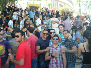 La juventud hace de la escalinata del Real su caseta particular