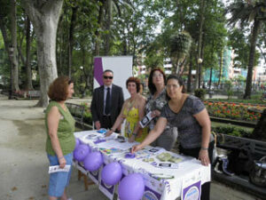 Decenas de algecireños se interesan por el Banco del Tiempo de Victoria Kent"