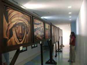 El Kursaal de Algeciras acoge las exposiciones África a través de un objetivo solidario" y Barriendo"