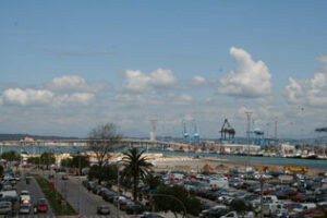 Los algecireños se dan de bruces un verano más con el cierre del Llano Amarillo