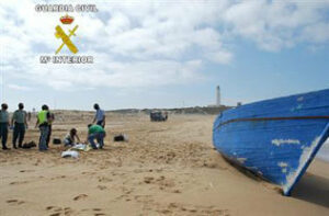 Una mujer muerta y un niño desaparecido tras volcar una patera ante una playa de Conil