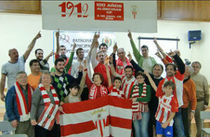 Los aficionados graban el coro del himno del Algeciras CF