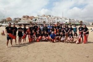 Treinta y dos jóvenes realizan prácticas de salvamento acuático en la playa de Getares