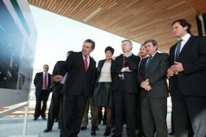 El ministro de Fomento inaugura la nueva estación de Renfe y anuncia mejoras en la línea férrea