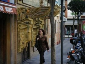 Abren un expediente sancionador a la taberna Cairo por la estructura decorativa de su fachada