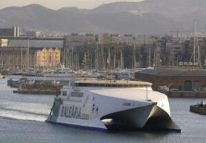 Desalojados los 80 pasajeros de un ferry tras sufrir una colisión