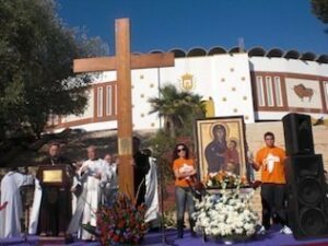 Los jóvenes algecireños reciben la Cruz del Papa en el Parque Feria