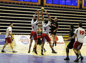 El BM Algeciras gana su primera 'final' para evitar el descenso