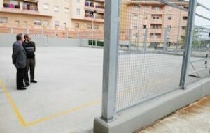 El Ayuntamiento invierte 25.000 euros en mejorar la pista polideportivo de la plaza "José Lara"