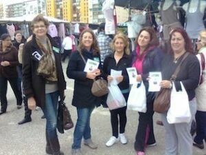 Fina Mateo visita el mercadillo para informar a la ciudadanía sobre su programa electoral