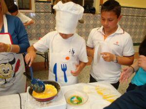 Niños y niñas por igual se reparten las tareas del hogar