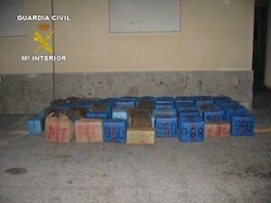 La Guardia Civil interviene 1897 kilos de hachís en una playa de Tarifa