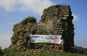 Ecologistas y alpinistas marchan por recuperar las torres vigías del Estrecho