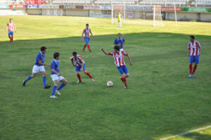 Los paradones de Reina y la inspiración de Chapi colocan al Algeciras en 'liguilla' (2-0)