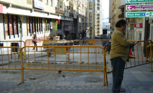 Denuncia contra el alcalde por suspender el contrato a Juan Rodríguez de la obra de la calle Trafalgar