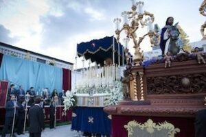 La primera levantá de La Borriquita despierta pasiones