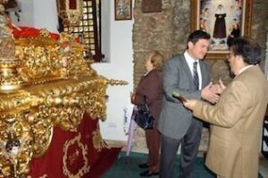 El alcalde entrega al Cristo de Medinaceli el bastón de mando de la ciudad