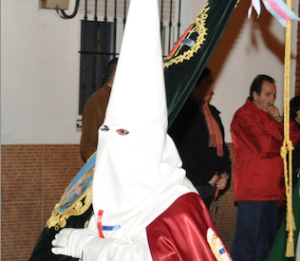 Lentillas gratis a los penitentes para facilitarles el uso del capirote