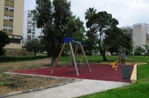 La urbanización Las Mimosas cuenta con un nuevo parque infantil