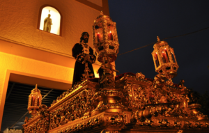 El Medinaceli le hace frente al mal tiempo y sale a procesionar por la ciudad