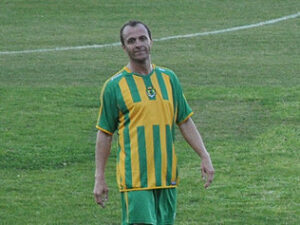 El público recibe con pitos al ex albirrojo Espínola