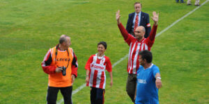 Chico Valdivia ejecuta el saque de honor en el partido Algeciras-UD Los Barrios