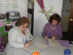 Convenio de colaboración entre Victoria Kent y el colectivo de gays y lesbianas