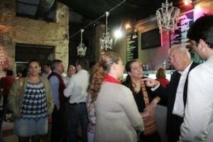 España mantiene un encuentro con jóvenes creadores y otros agentes culturales de la ciudad