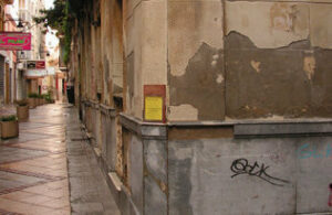 El popular 'buscochica' pega su cartel en un edificio catalogado