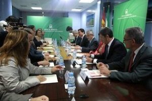 El presidente de la Junta respalda en persona la petición del Corredor Central Ferroviario