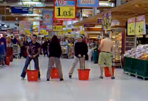 Flashmob de CocaCola en un supermercado de Algeciras