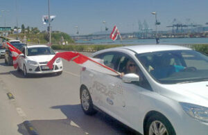 Un convoy de vehículos pasea los colores del Algeciras