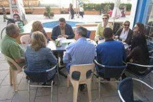 El PA abre el día en la Plaza Menéndez Tolosa con su habitual desayuno de campaña
