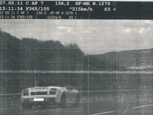 Detenido por circular a 215 km/h y sin permiso de conducir