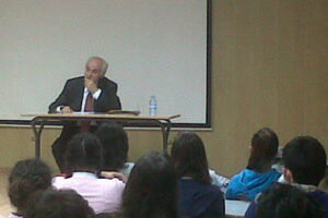 Sánchez Blanco ofrece una conferencia sobre la etapa de la transición en el colegio Los Pinos