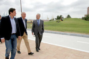 El PA acusa a Morón de menospreciar al resto de candidatos posando con España en su visita al Paseo de Ribera