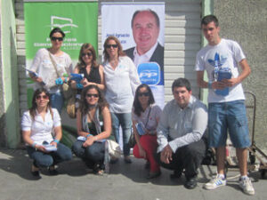 Los jóvenes del PP reparten publicidad electoral en el Mercado