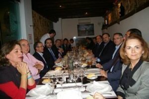 Gustavo de Arístegui compartió mesa, mantel y debate con la prensa de la zona