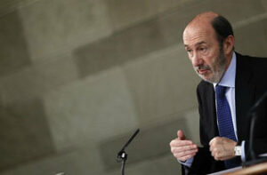 Rubalcaba suspende su mitin en Algeciras para decidir qué hacer con los "indignados"