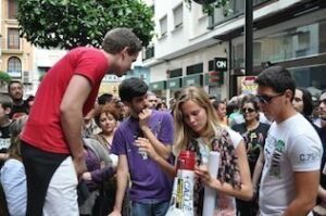 Un grupo de jóvenes hace desde ayer acampada urbana para reclamar una democracia real