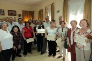 Alternativas entrega a los mayores de la Zona Sur los diplomas de los cursos de internet