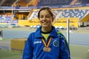 Elena Gil-Guijarro supera el record nacional del año en 300 vallas