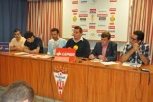 El Algeciras hace oficial la salida de Yiyi, al que sustituye de forma provisional Andrés Eslava