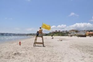 El Ayuntamiento reabre la playa del Rinconcillo, aunque sigue la retirada de fuel en La Concha