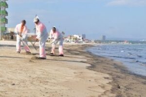 El Ayuntamiento reclama tres millones de euros por daños a Nature Port Reception Facilities LTD como responsable del vertido contaminante de Gibraltar